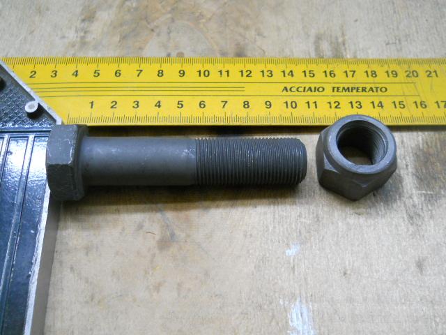 Болт крепления реактивной тяги с гайкой М20х90 HOWO Q151B2090