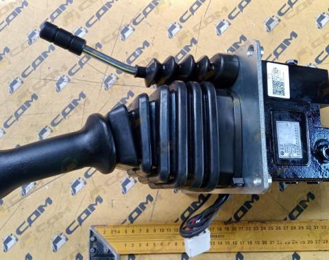 Клапан управления гидравлической системой 3-х секционный (джойстик) LG833B